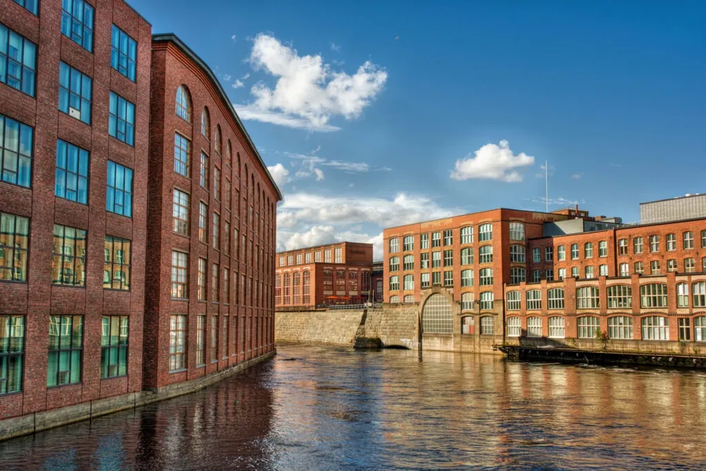 Tampereen Tammerkoski ja punatiilisiä tehdasrakennuksia